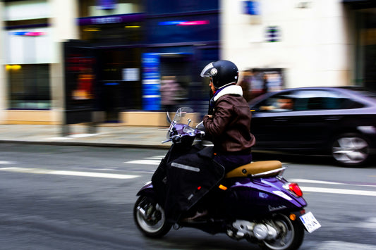 Vespa-Fahrer im Stadtverkehr als Symbol für die Wahl zwischen Vespa 50 und 125