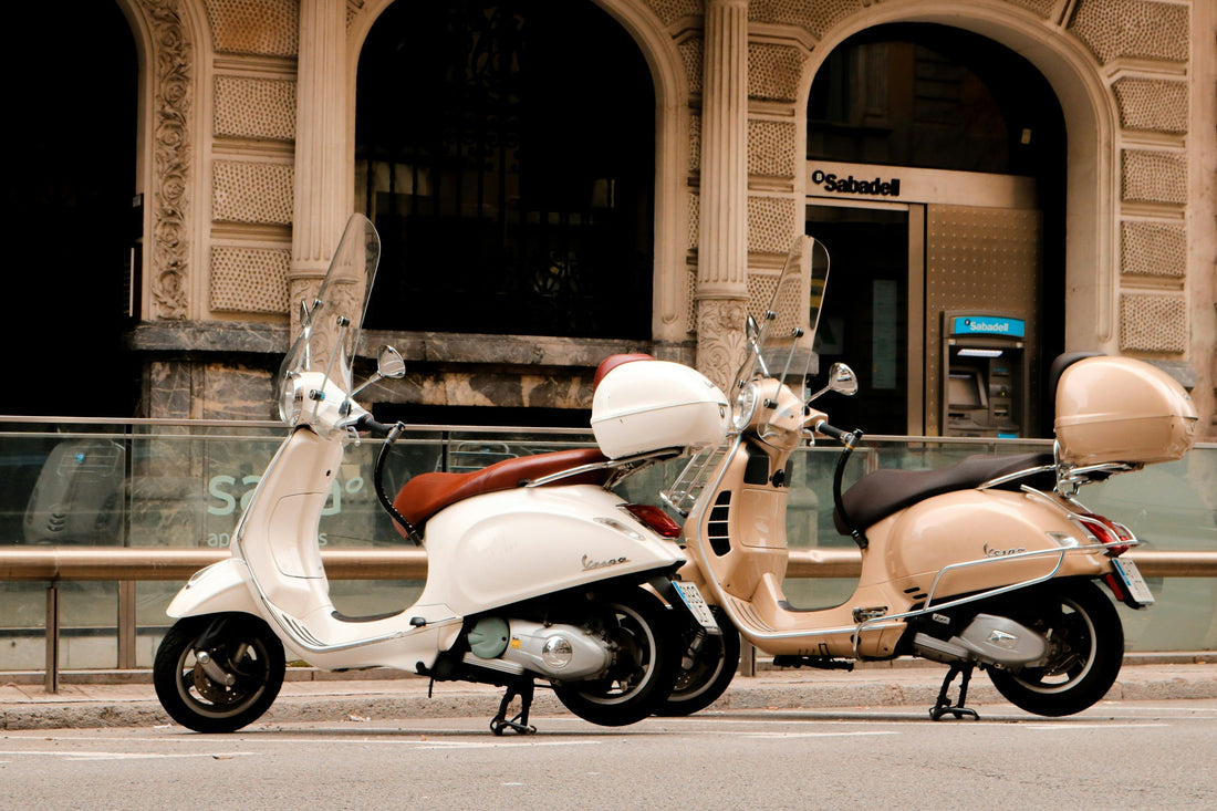 Mehrere Vespas als Symbol für den Vergleich von Primavera, Sprint und GTS