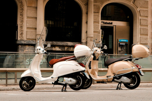 Mehrere Vespas als Symbol für den Vergleich von Primavera, Sprint und GTS