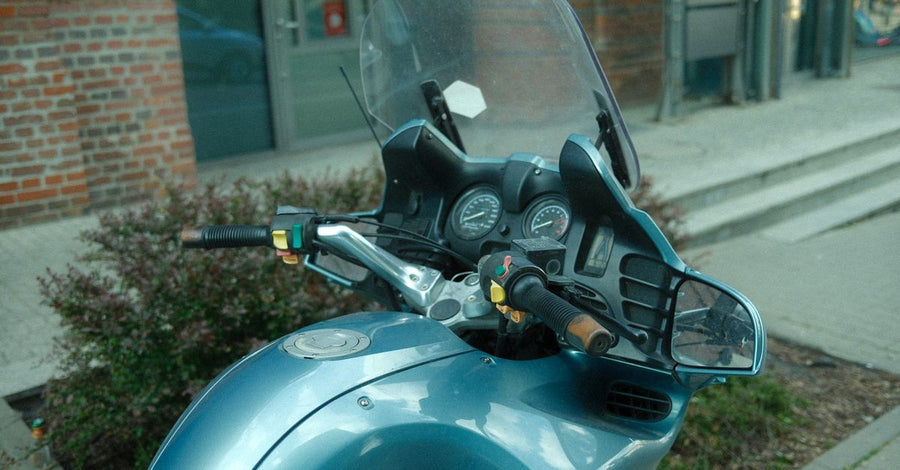 Moderne Vespa mit sichtbarem Cockpit und Lenker in einer professionellen Werkstattumgebung