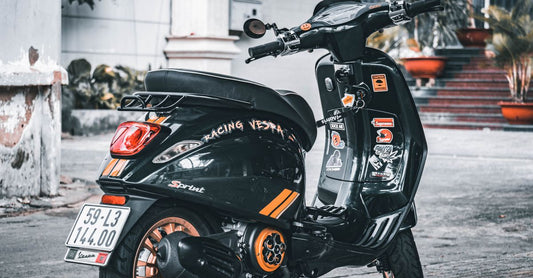 Moderne Vespa auf einer Stadtstraße als Symbol für die Führerscheinklassen AM, A1 und A2