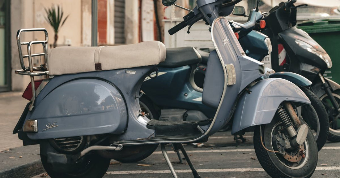 Historischer Vespa-Roller als Symbol für den offiziellen Geburtstag der Vespa am 23. April 1946