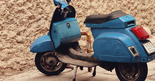 Vespa Primavera Officina 8 in industrieller Umgebung mit matter blauer Lackierung sowie Aluminium- und Messingdetails