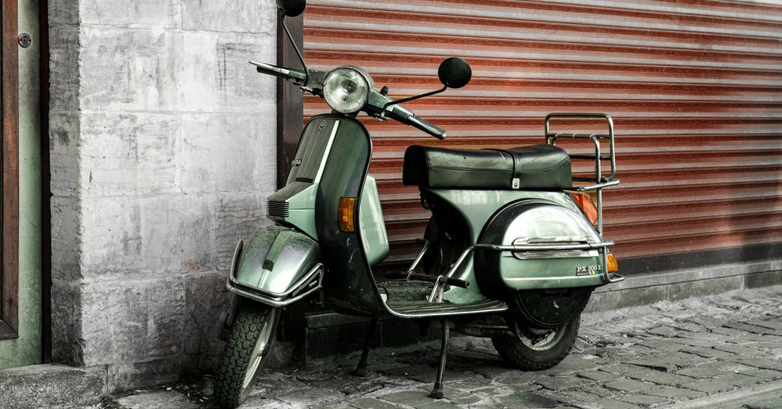 Geparkte moderne Vespa bei einer technischen Zustandsprüfung