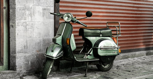 Geparkte moderne Vespa bei einer technischen Zustandsprüfung