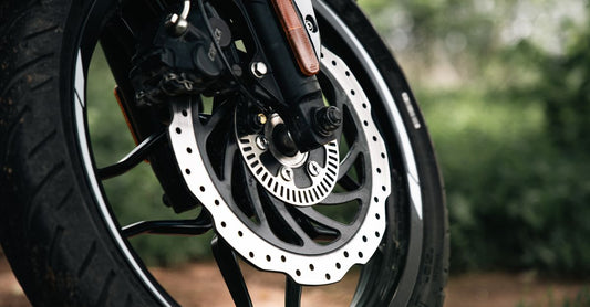 Nahaufnahme einer modernen Vespa-Vorderradbremse mit Bremsscheibe
