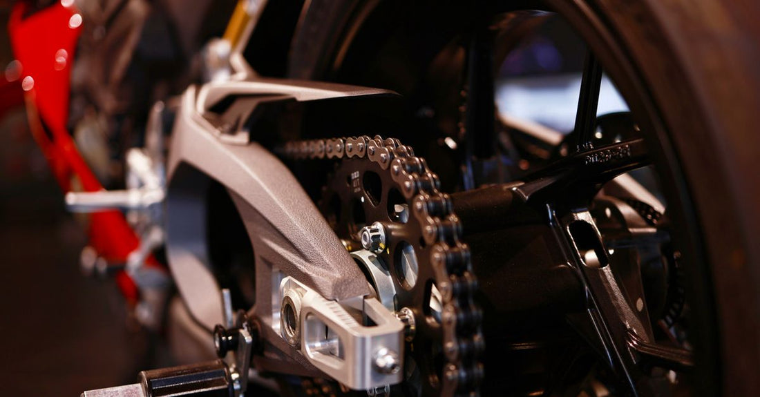 Nahaufnahme eines modernen Vespa-Rollermotors mit Variomatikgehäuse und Hinterrad