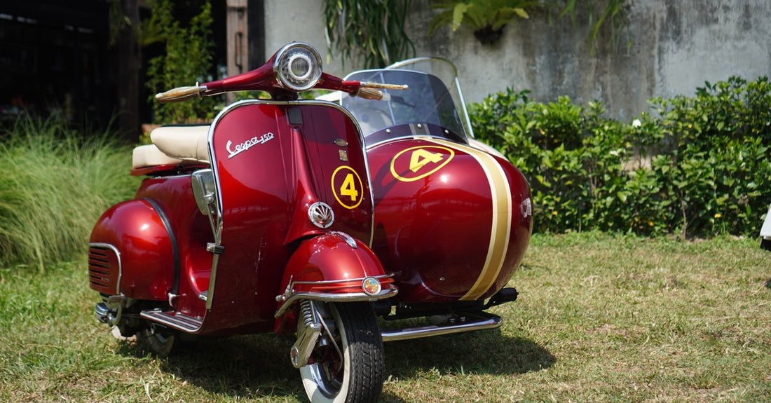 Historische Vespa in seitlicher Ansicht mit geschlossener Karosserie und freiem Durchstieg