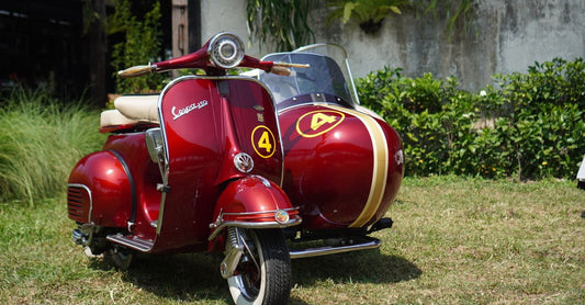 Historische Vespa in seitlicher Ansicht mit geschlossener Karosserie und freiem Durchstieg