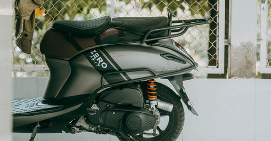 Nahaufnahme eines modernen Vespa-Rollers mit gut sichtbarer Reifenflanke und Reifencodierung