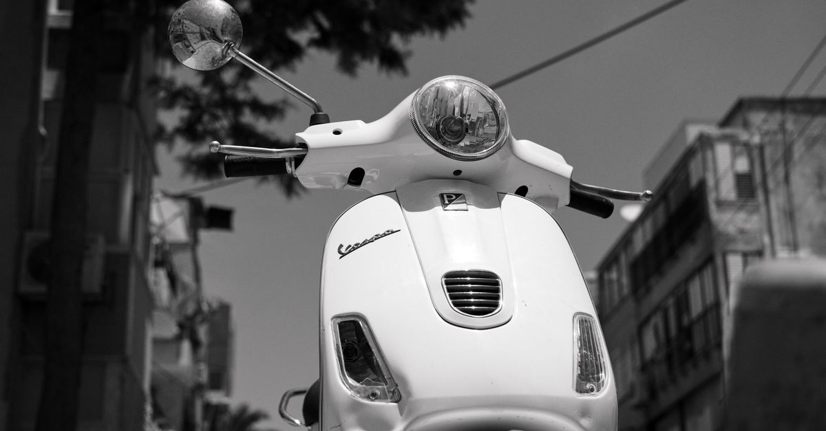 Variorollen und Variator einer modernen Vespa auf einer Werkbank