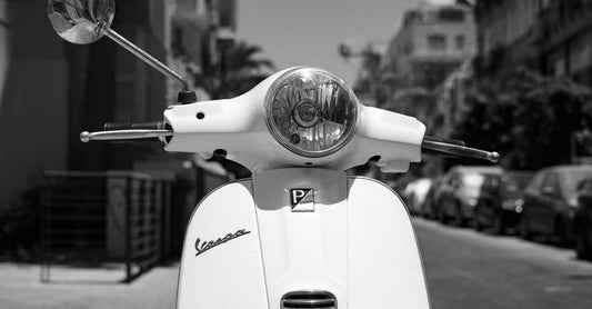 Moderne Vespa 125 als Symbol für die Führerscheinwahl zwischen B196 und A1