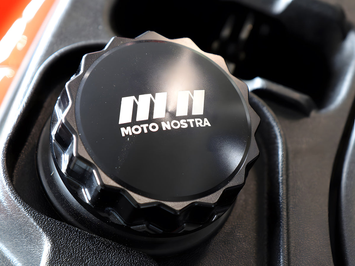 Tankdeckel Moto Nostra CNC für Vespa GTS 125-300, GTS HPE 300, GTS Super 125-300, GTS Super Sport 125-300, GTV 300, GTV HPE 300, LX 125-150, Primavera 50-150, S 125, Sprint 50-150, SXL 125-150, VX 150, VXL 125-150, Aprilia SR Motard 50, Pia