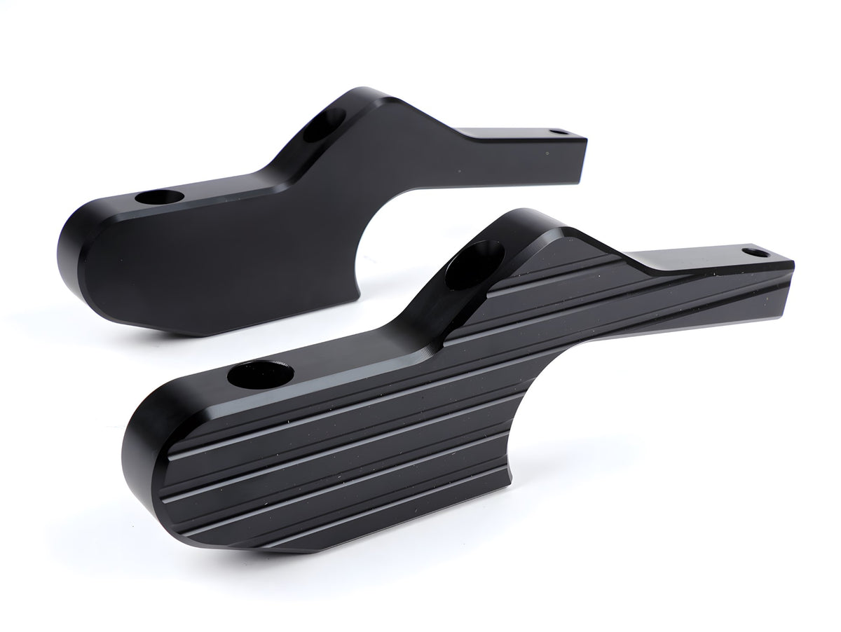 Fußrastenadapter Sozius Moto Nostra, CNC, schwarz glänzend für Vespa GT, GTL, GTS, GTV 125-300 bis 2022